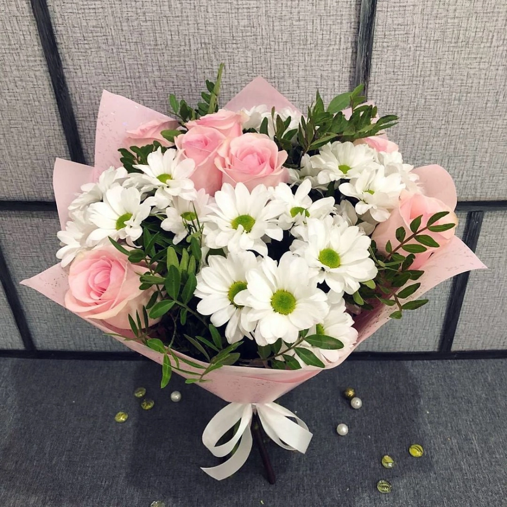 Букет из розовых роз и белых хризантем – элегантность в каждой детали Знаменск Астраханская область