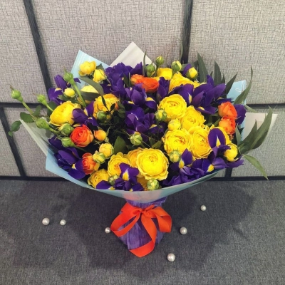 Роскошный букет из синих ирисов и кустовых роз с зеленью – гармония контрастов Знаменск Астраханская область