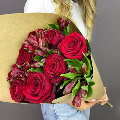 Букет «Страсть» – гармония красных роз и нежных альстромерий Знаменск Астраханская область