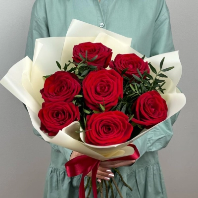 Букет «Гранатовый» из красных роз в роскошной упаковке Знаменск Астраханская область