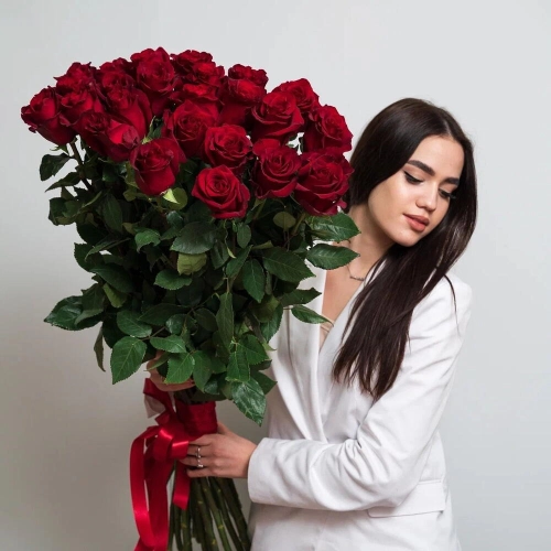 Роскошный букет «Эксплорер» – 25 красных роз для самых важных моментов Знаменск Астраханская область
