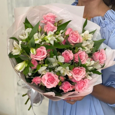Букет «Розовый фламинго» – нежность розовых кустовых роз и белых альстромерий Знаменск Астраханская область Букет «Розовый фламинго» – нежность розовых кустовых роз и белых альстромерий Знаменск Астраханская область