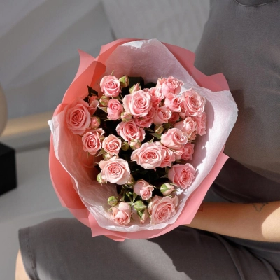 Букет «Поцелуй принцессы»  – нежные кустовые розы в королевском стиле Знаменск Астраханская область Букет «Поцелуй принцессы»  – нежные кустовые розы в королевском стиле Знаменск Астраханская область