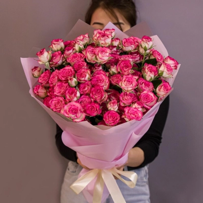 Букет «Розовый бум» – пышные кустовые розы в нежно-розовых тонах Знаменск Астраханская область