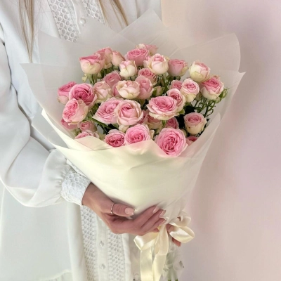 Букет «Нежный аромат» – пышные розовые кустовые розы в элегантной упаковке Знаменск Астраханская область