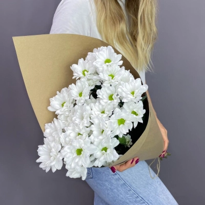 Букет из 5 белых хризантем в крафте – лаконичная элегантность Знаменск Астраханская область