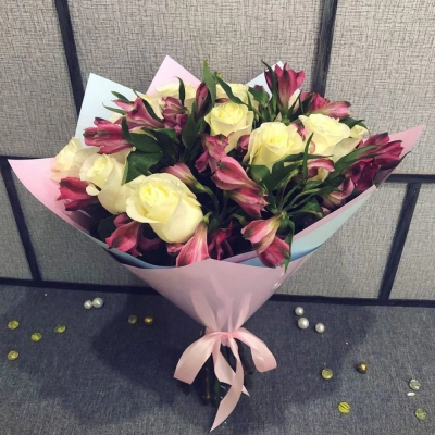 Нежный букет из белых роз и розовых альстромерий – гармония чистоты и нежности Знаменск Астраханская область