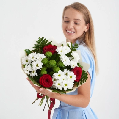 Букет «Настроение» – гармония красных эквадорских роз и нежных хризантем Знаменск Астраханская область