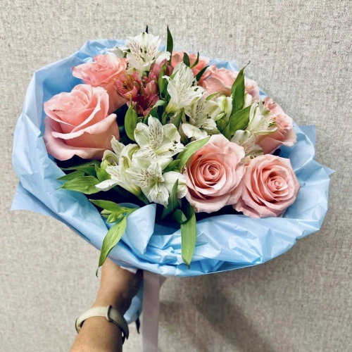 Букет «Фреш» – нежность розовых роз и белых альстромерий Знаменск Астраханская область