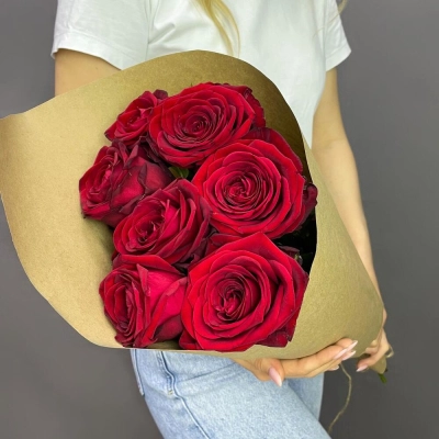 Букет из 7 красных роз в крафте – страсть в стильной упаковке Знаменск Астраханская область