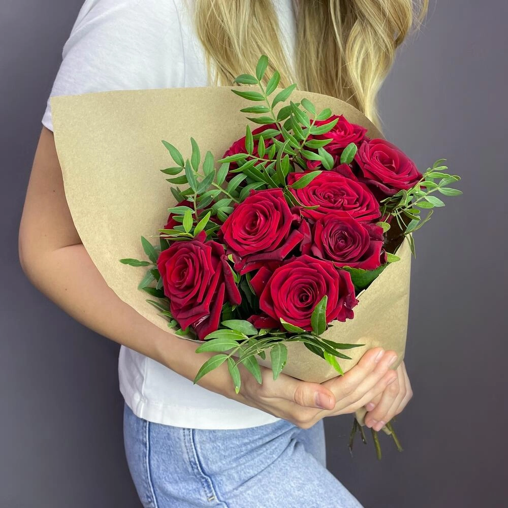 Букет из 9 красных роз с фисташкой – гармония страсти и свежести Знаменск Астраханская область