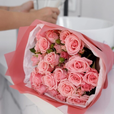 Букет из 9 розовых кустовых роз – нежность в каждом лепестке Знаменск Астраханская область Букет из 9 розовых кустовых роз – нежность в каждом лепестке Знаменск Астраханская область