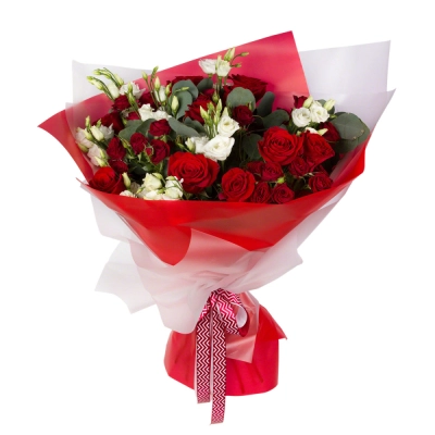 Контрастный букет «Рандеву» – красные розы и белые эустомы Знаменск Астраханская область