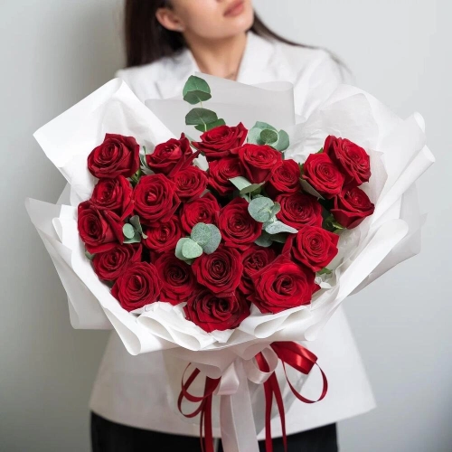 Роскошный букет из 25 красных роз с эвкалиптом – королевский подарок  Знаменск Астраханская область