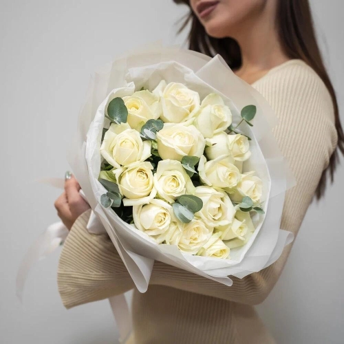 Букет из 15 белых роз с эвкалиптом – чистота и изысканность Знаменск Астраханская область