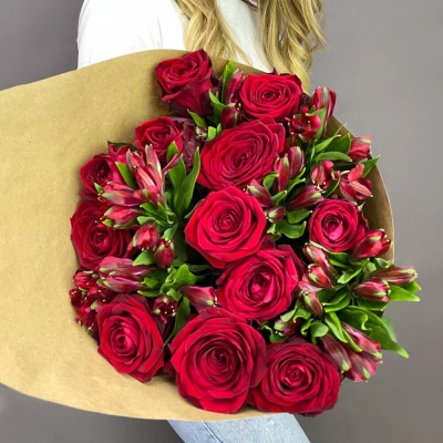 Букет «Стрелиция» – гармония из красных роз и белых альстромерий  Знаменск Астраханская область