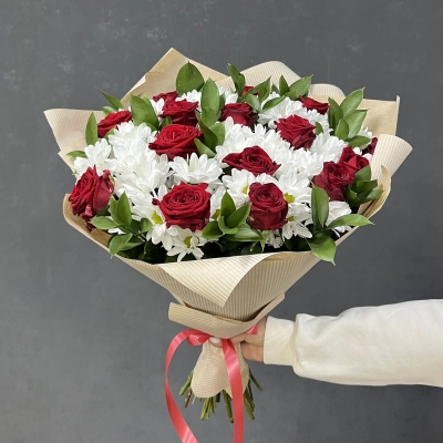 Букет «Романтика» — гармония красных роз и белоснежных хризантем Знаменск Астраханская область