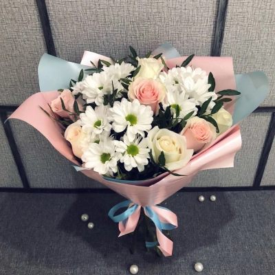 Букет из свежих роз и белых хризантем – гармония нежности и чистоты Знаменск Астраханская область