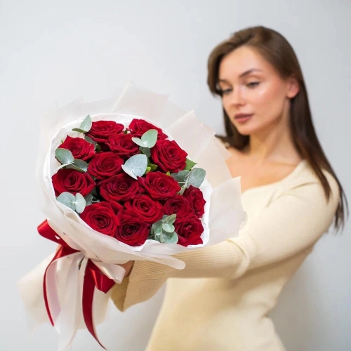 Элегантный букет из 15 красных роз с эвкалиптом – символ страсти и нежности Знаменск Астраханская область