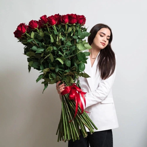 Роскошный букет из 51 красной розы – воплощение безграничной любви Знаменск Астраханская область